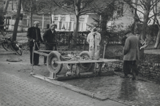 829025 Afbeelding van het egaliseren van een pas bestraat gedeelte van de Rijksstraatweg tussen Amersfoort en Renswoude.